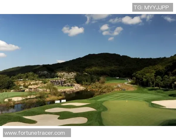 观澜湖高尔夫球会：畅享高尔夫运动的完美体验与自然风光的和谐交融