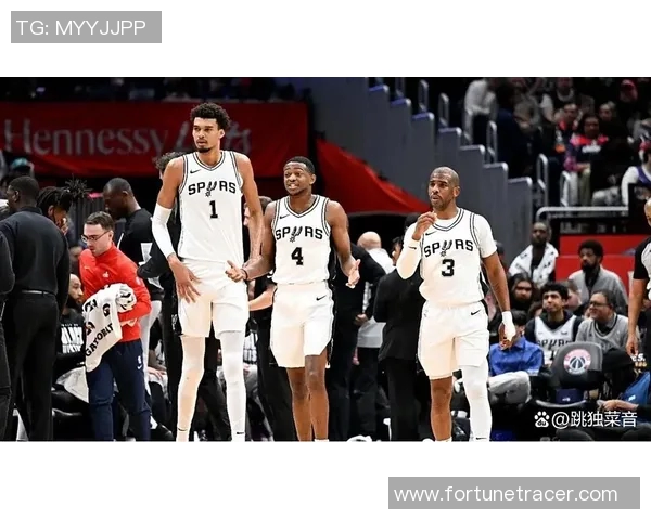 马刺与快船激战正酣4月23日精彩对决引发球迷热议 马刺与快船激战正酣4月23日精彩对决引发球迷热议